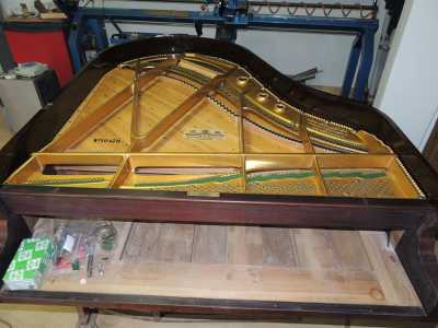 L'opera di restauro della tavola armonica del pianoforte, diretta dal musicologo del Conservatorio, Luigi Lamacchia 